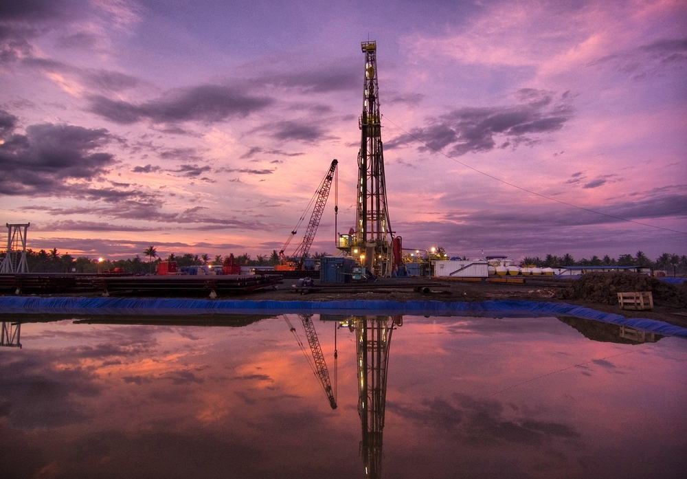 Types of Oil Rigs: A Complete Guide to Offshore & Land Rigs Land drilling rig with reflection in lake.